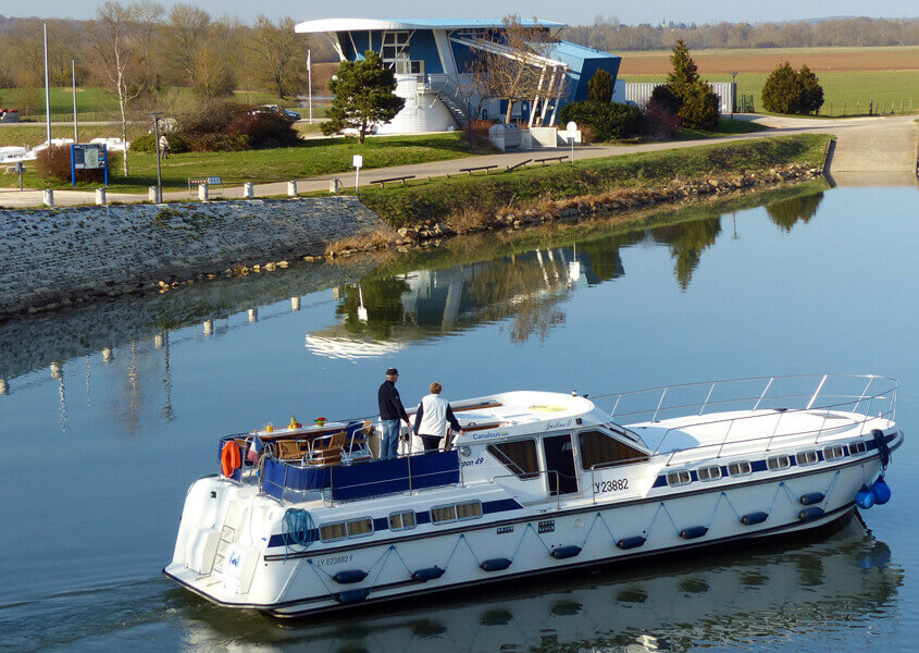 Hausboot in Pontailler sur Saône, am Hafen