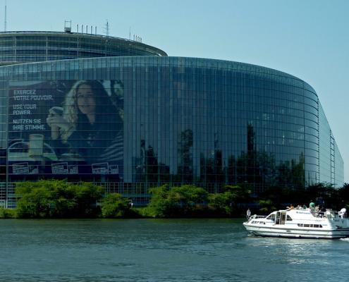 Hausboot im Elsass vor dem Europäischen Parlament in Strassburg