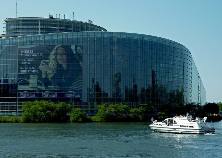 Hausboot im Elsass vor dem Europäischen Parlament in Strassburg