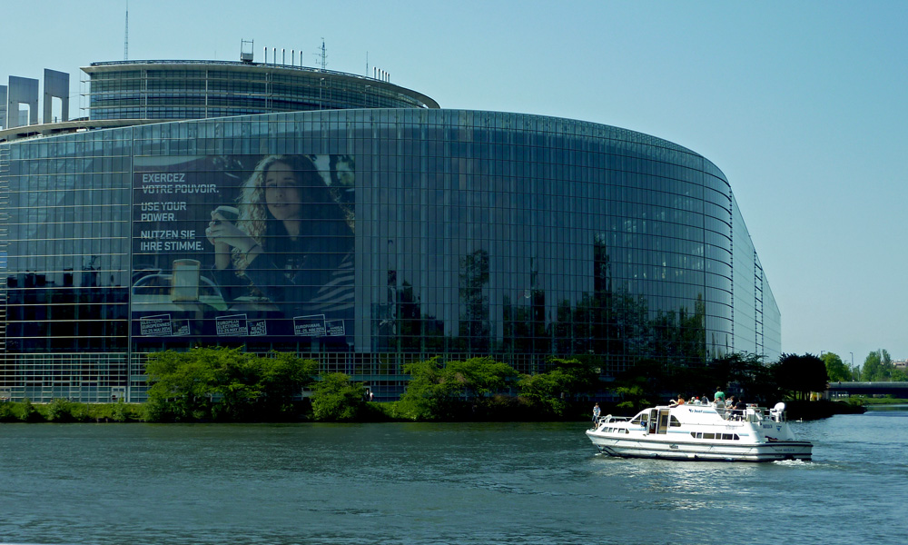 Hausboot im Elsass vor dem Europäischen Parlament in Strassburg
