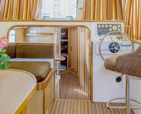 Hausboot Penichette 1500 FB Salon und Steuerstand