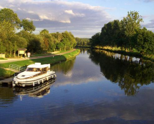 Hausboot am Kanal in der Bretagne