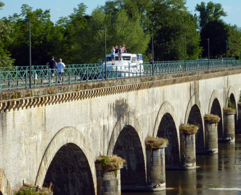 Hausboot Tarpon auf der Kanalbrücke in Digoin Hausboot Loire