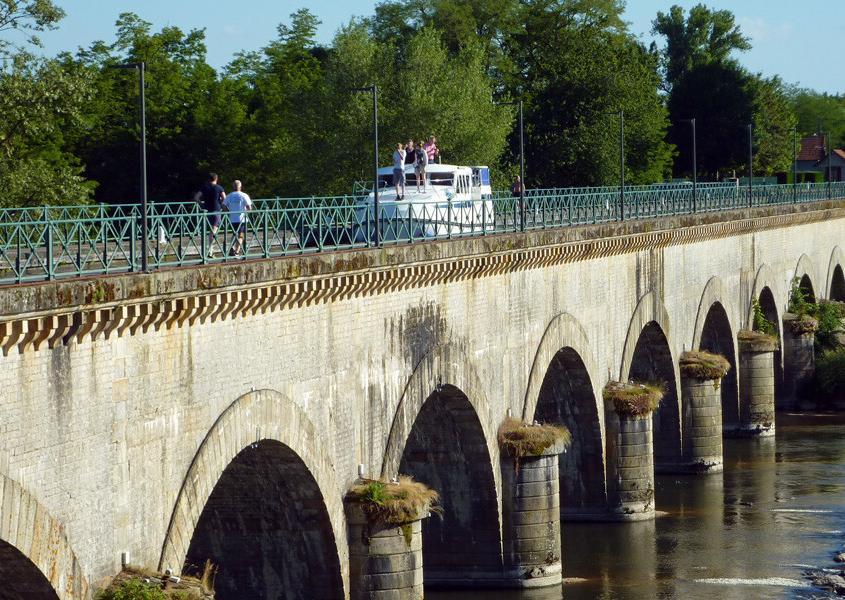 Hausboot Tarpon auf der Kanalbrücke in Digoin Hausboot Loire