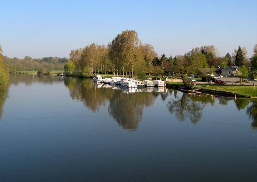 Hausboot Hafen in Daon, Mayenne