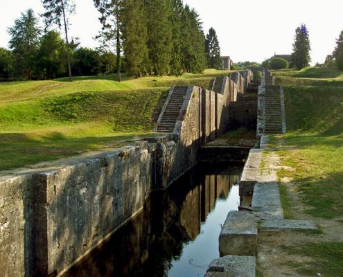 Hausboot Burgund, alte Schleusentreppe Rogny Hausboot mieten Canal du Nivernais