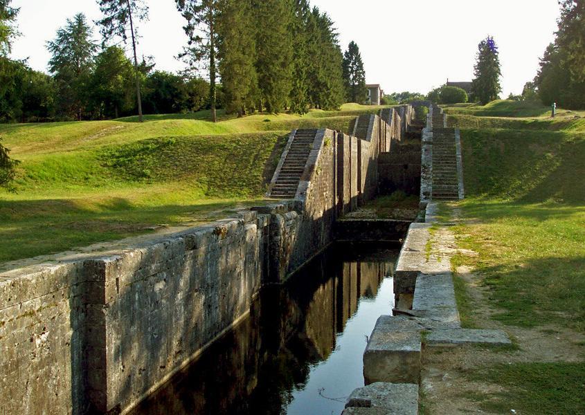 Hausboot Burgund, alte Schleusentreppe Rogny Hausboot mieten Canal du Nivernais