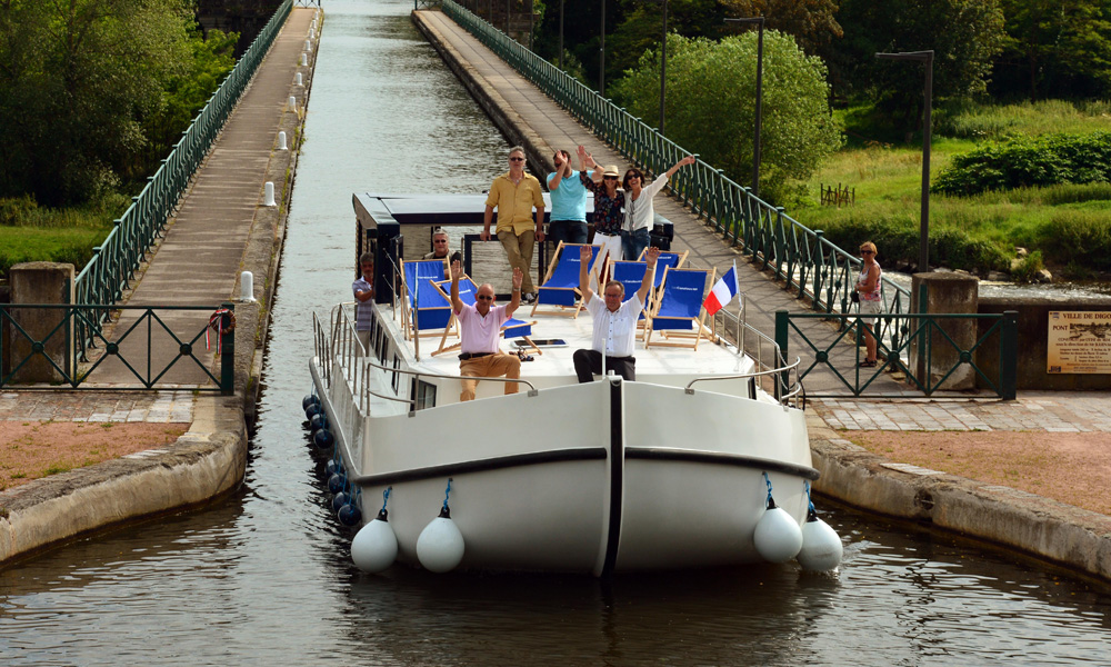 Hausboot La Péniche auf der Kanalbrücke Digoin, Hausbootflotte