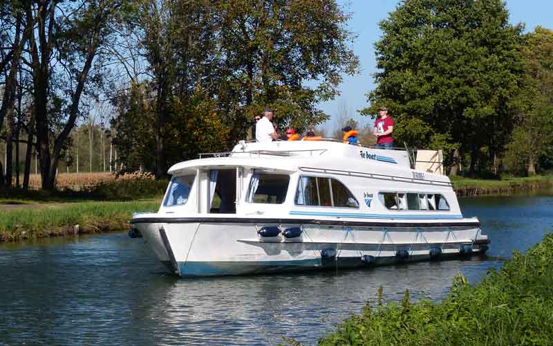 Hausboot auf Kanal im Elsass