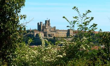 Blick vom Canal du Midi auf Beziers