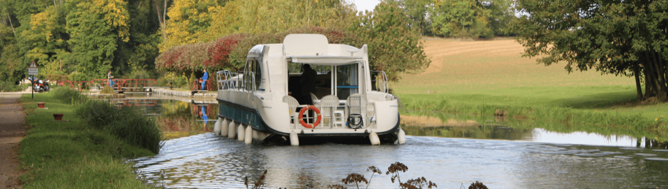 Hausboot auf Kanal im Burgund Frankreich