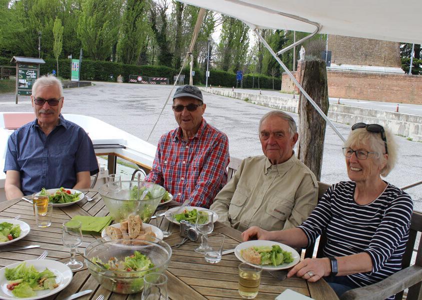 Essen auf der Hausboot Terrasse