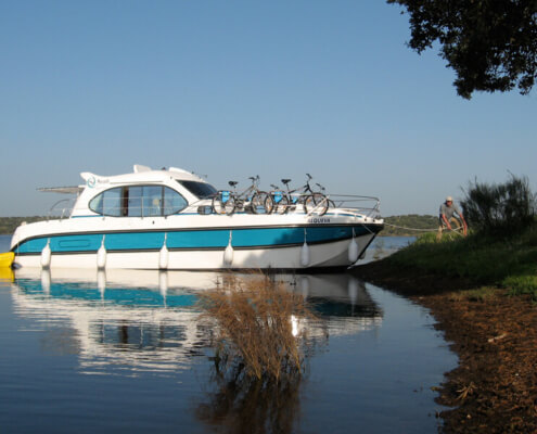 Modernes Hausboot für 4 Personen mit Terrasse