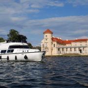 Hausboot vor Schloss Rheinsberg