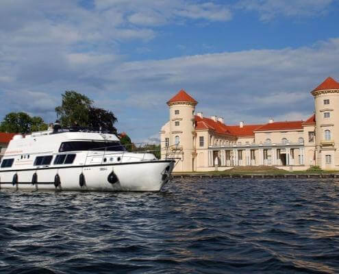 Hausboot vor Schloss Rheinsberg