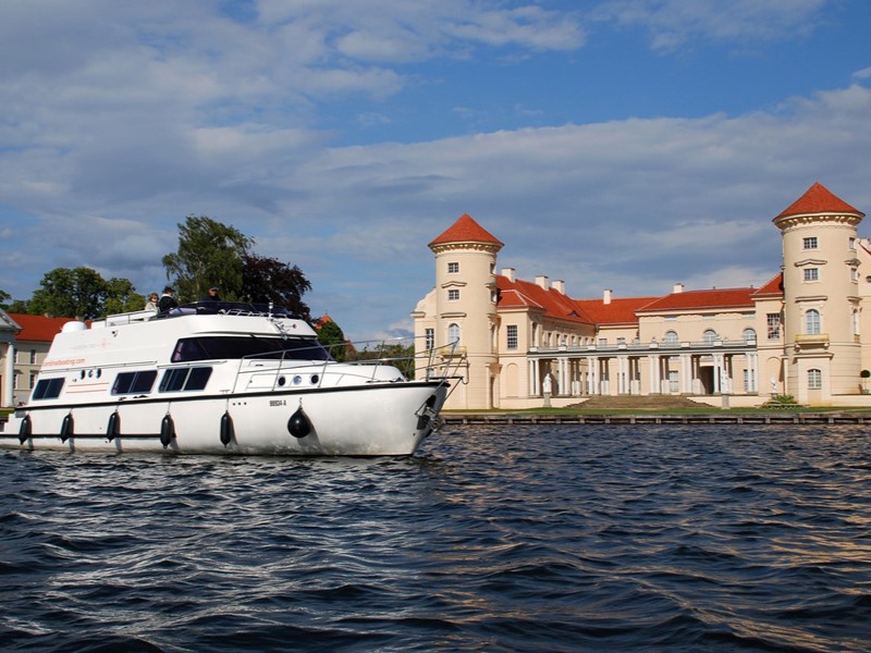 Hausboot vor Schloss Rheinsberg