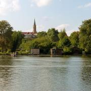 Blick vom Baalensee auf die Stadtkirche Fürstenberg