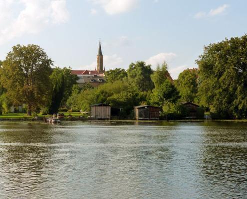 Blick vom Baalensee auf die Stadtkirche Fürstenberg