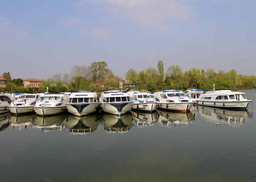 Hausboote im Hafen St.Jean-de-Losne Hausboot Burgund