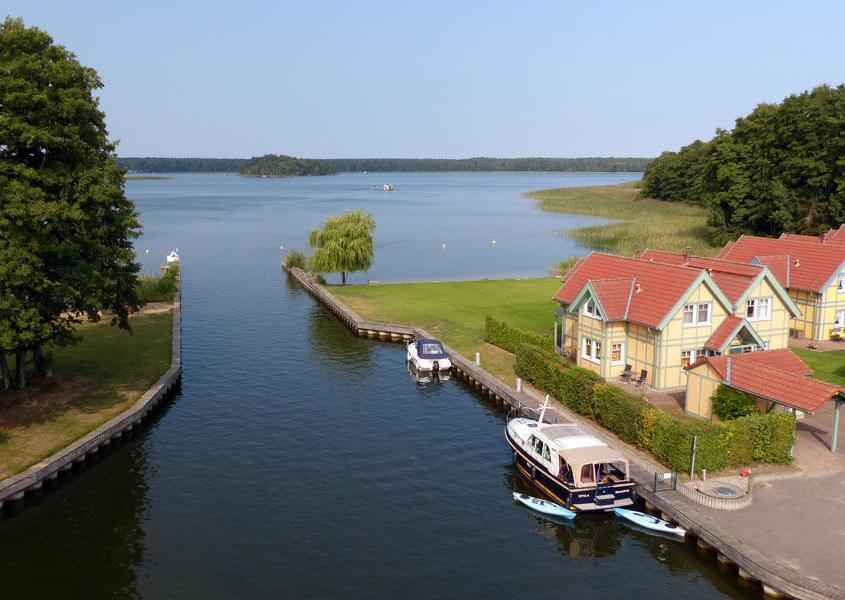 Rheinsberger See mit Hafendorf