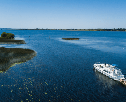 Hausboot auf See in Irland Leboat
