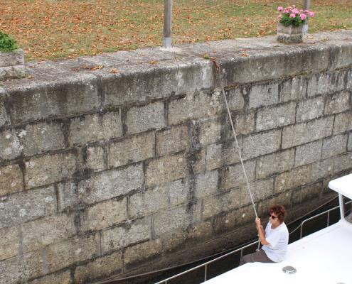 Hausboot in der Schleuse Mayenne