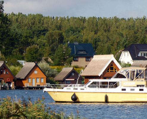 Linssen in Mirow vor den Pfahlbauten