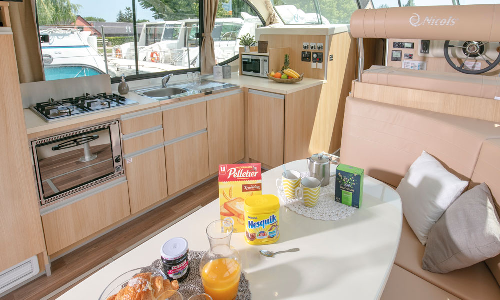 Hausboot Nicols Quattro Fly Wohnraum und Küche