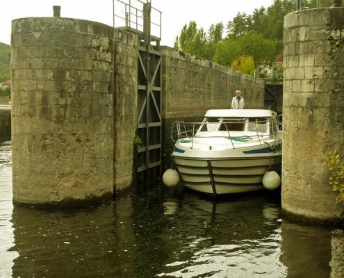 Hausboot Urlaub Ausfahrt aus der Schleuse