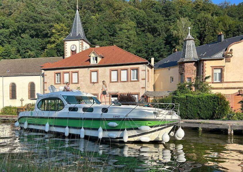 Hausboot in Lutzelbourg (Elsass)