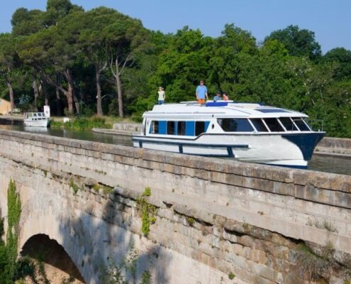 Hausboot über eine Kanalbrücke