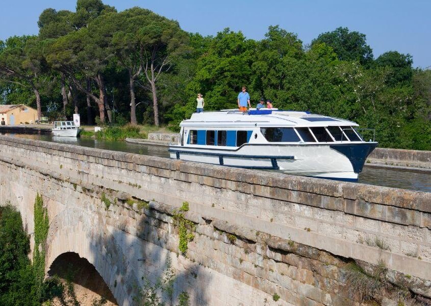 Hausboot über eine Kanalbrücke