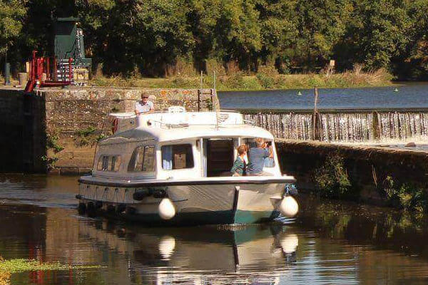 Hausboot fahren ohne Führerschein nach passieren einer Schleuse im Burgund