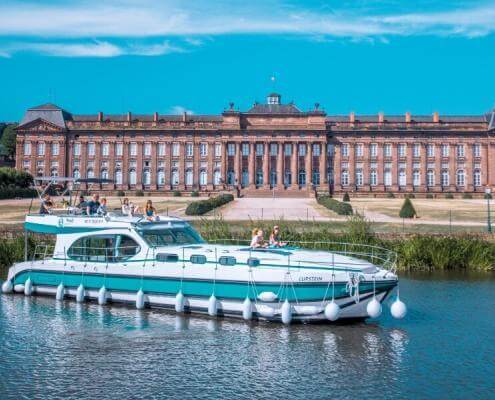 Hausboot vor einem Schloss