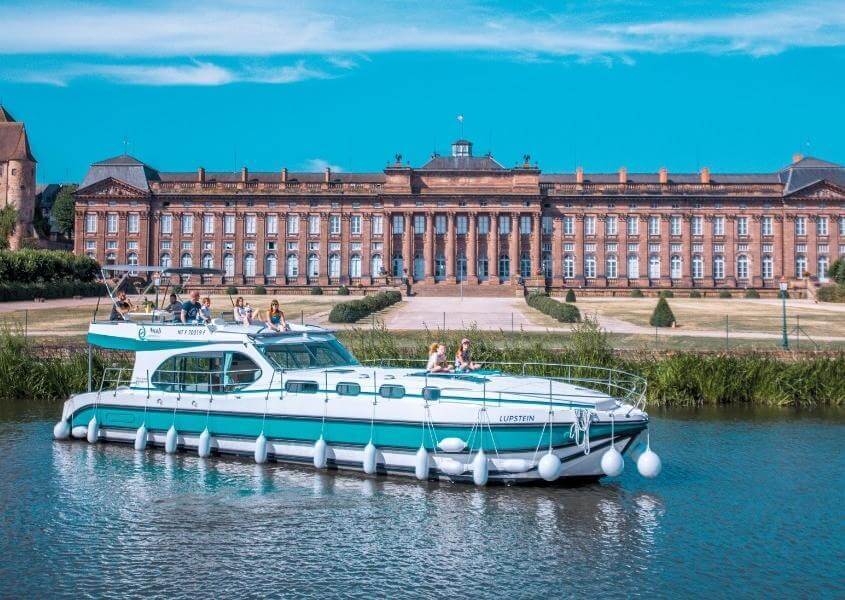 Hausboot vor einem Schloss