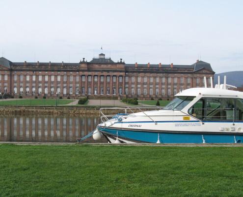 Hausboot vor den Schloss Rohan in Saverne