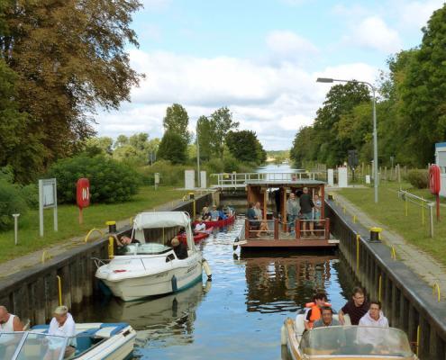 Hausboote in der Schleuse Mecklenburgische Seenplatte