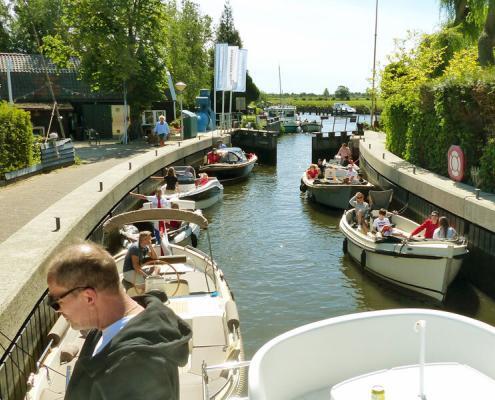 mit dem Hausboot in der Schleuse Loosdrecht