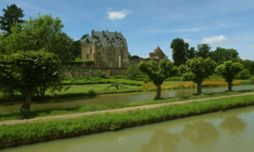 Hausbootfahrt auf dem Canal du Nivernais - Schloss in Chatillon-en-Bazois sichtbar vom Kanal aus