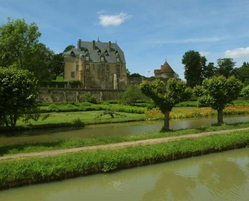 Hausbootfahrt auf dem Canal du Nivernais - Schloss in Chatillon-en-Bazois sichtbar vom Kanal aus