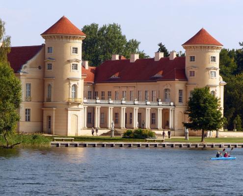 Blick vom See auf Schloß Rheinsberg