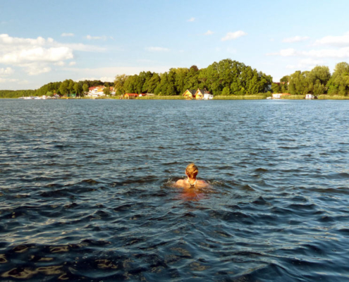 Schwimmen im Mirower See vom Hausboot aus