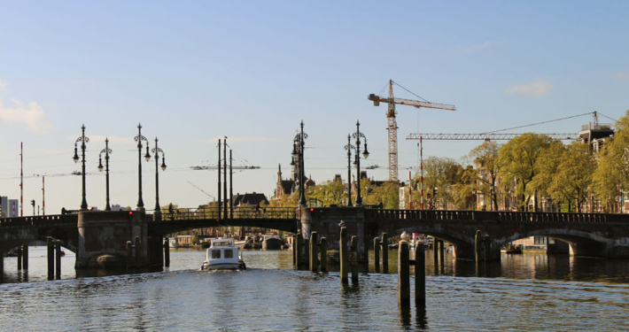 Brücke für Boote in Amsterdam