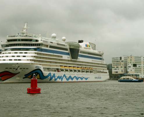 Mit dem Hausboot im Hafen Amsterdam