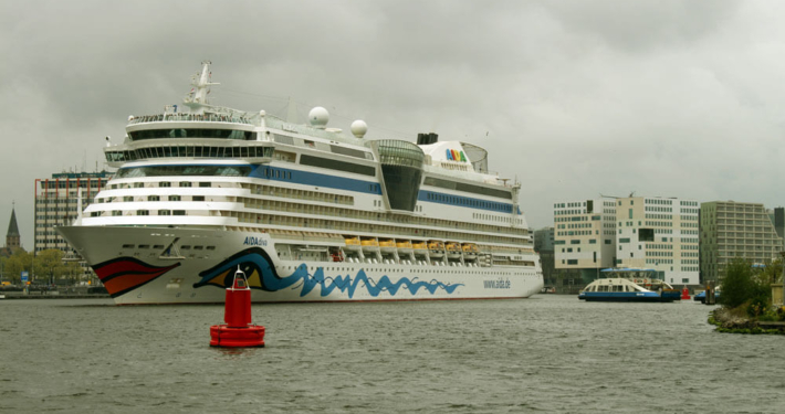 Mit dem Hausboot im Hafen Amsterdam