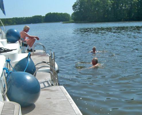 Hausboot Mecklenburgische Seenplatte direkt vom Boot aus baden