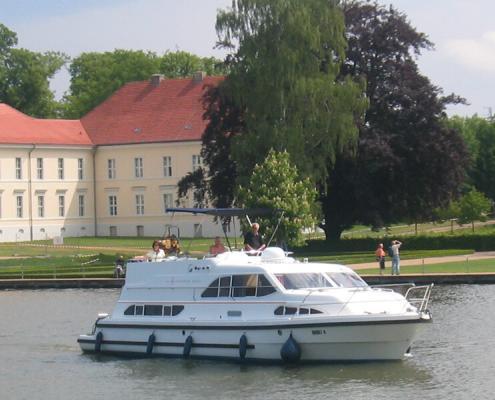 Mit dem Hausboot in Rheinsberg Mecklenburger Seenplatte