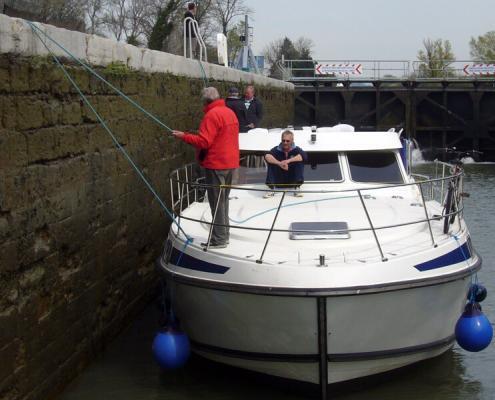 Hausboot festhalten in einer Schleuse