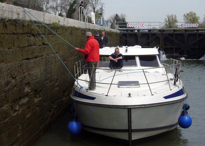 Hausboot festhalten in einer Schleuse