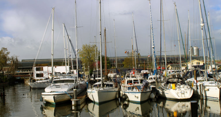 Mit dem Boot in Amsterdam, der Sixthafen perfekt für den Besuch der Stadt